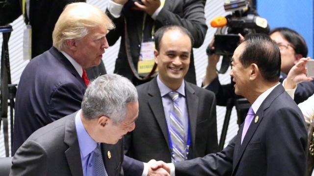 宋楚瑜（前右）與美國總統特朗普（後左）握手。