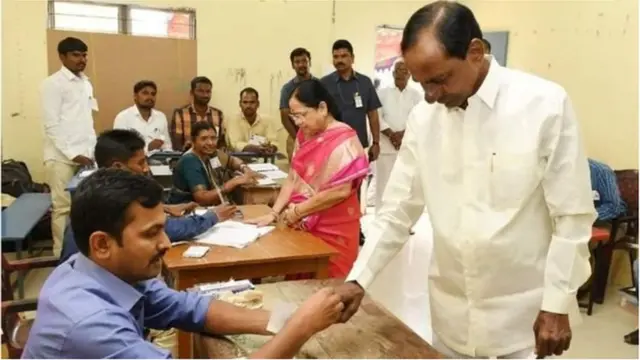 ఓటేస్తున్న కేసీఆర్