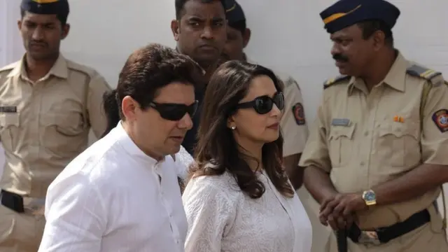 மருதி தீக்ஷித் மற்றும் அவருடைய கணவர்