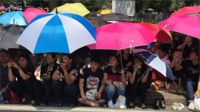 Abantu ibihumbi n'ibihumbi bari batonze ku mabarabara kugira baherekeze umwami