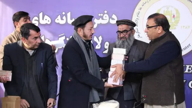 د ننګرهار والي شاه محمود مياخېل وويل، هغه صرافانو سره به قانوني چلند وشي چې د وړو او نويو په نومونو افغانۍ په لوړه بيه وپلوري