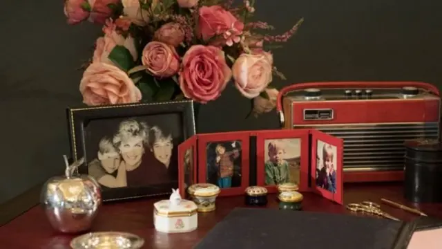 டயானா மேசையிலுள்ள சில பொருட்கள்