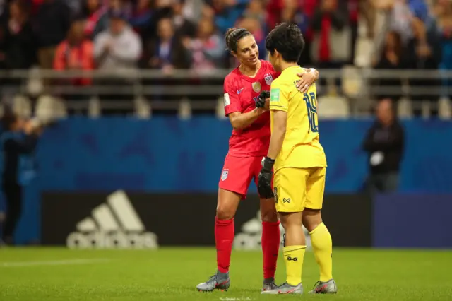 คาร์ลี ลอยด์ แข้งสาวอเมริกัน เดินเข้ามาให้กำลังใจ สุกัญญา ช.เจริญยิ่ง แข้งสาวผู้รักษาประตูทีมชาติไทย หลังจบเกมที่ไทยแพ้สหรัฐฯ 0-13