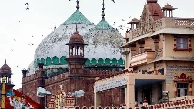 মথুরায় ঠিক পাশাপাশি অবস্থিত শাহী ঈদগাহ মসজিদ ও শ্রীকৃষ্ণ জন্মভূমি মন্দির