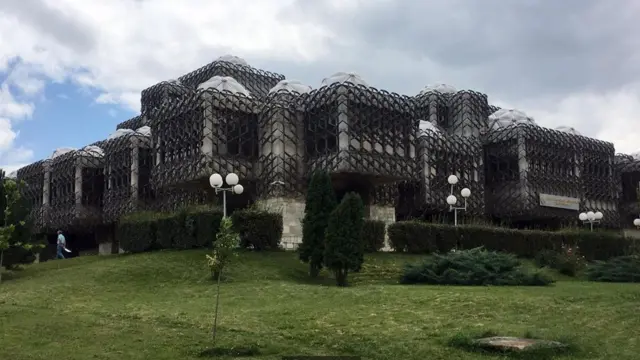 معماری زبره‌کاری ساختمان کتابخانه ملی کوزوو باعث شده تا یکی از زشتترین بناهای دنیا نامیده شود