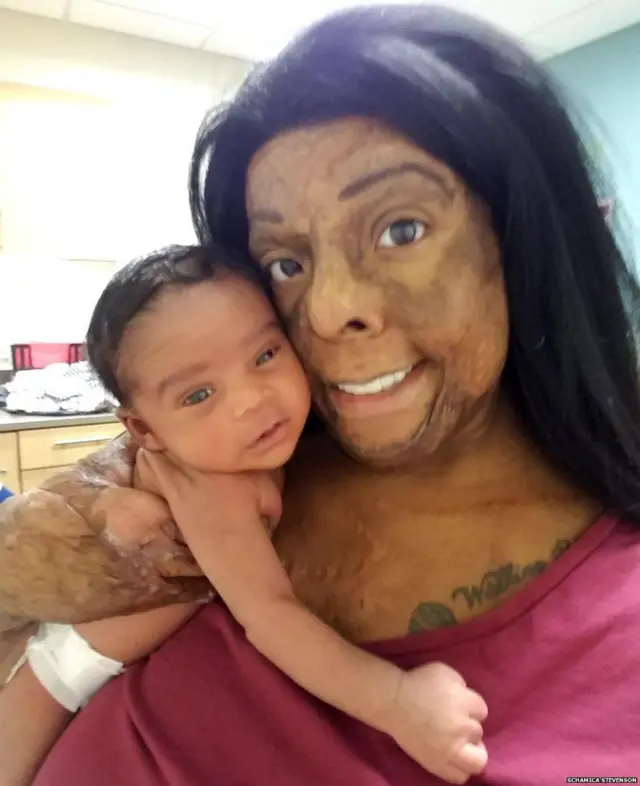 මිමී සිය දෙවන දරුවා 'පැරිස්' සමඟ