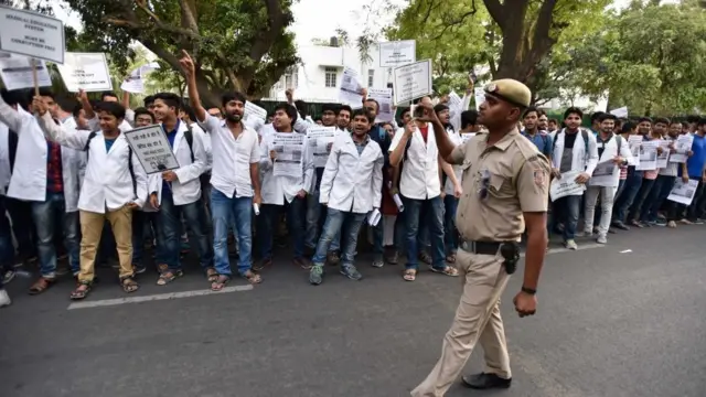 போராடும் மாணவர்கள்