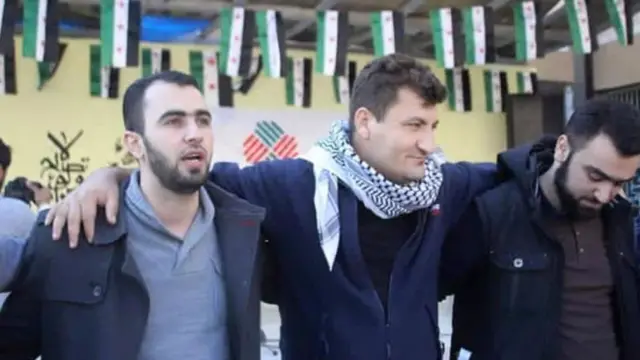 رائد فارس يؤدي رقصة شعبية سورية مع أصدقائه