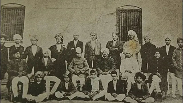 નેશનલ કૉલેજ લાહોરનો ફોટો. પાઘડી પહેરેલા ભગતસિંહ (જમણેથી ચોથા) ઊભેલા જોઈ શકાય છે (તસવીર ચમનલાલે ઉપલબ્ધ કરાવી હતી)