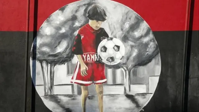 نقاشی دیواری از کودکی مسی در مجموعه ورزشی نیولز اولد بویز در شهر روساریوی آرژانتین. لئوی ۶ ساله فوتبال را از این باشگاه در شهر زادگاه خود آغاز کرد