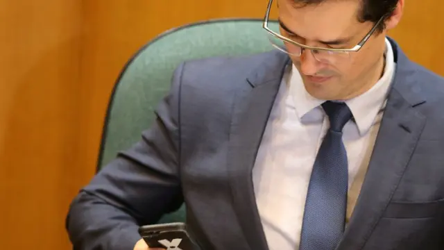 Deltan Dallagnol olha para o celular