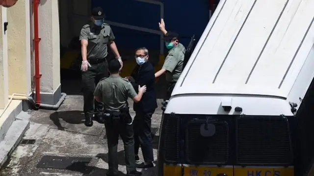 Среди арестованных в ходе рейдов был исполнительный директор издания Чун Ким-Хунг