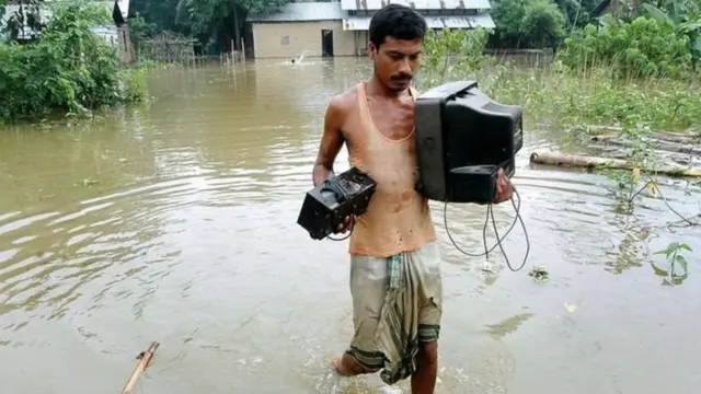 Sông Brahmaputra thường ngập nặng vào mùa mưa gây thiệt hại lớn ở Đông Bắc Ấn Độ và Bangladesh
