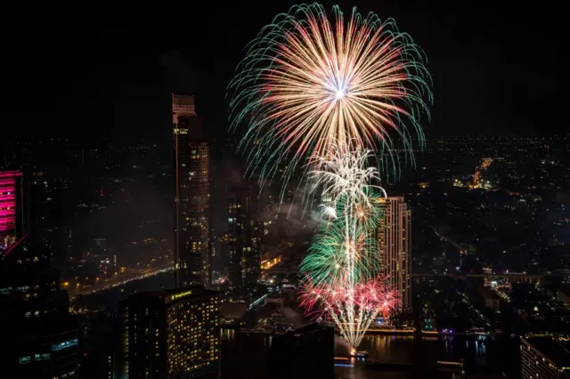 Bangkok Celebrates The New Year BANGKOK, THAILAND - JANUARY 01: New Year's Eve fireworks are seen over the Chao Praya River on January 01, 2022 in Bangkok, Thailand. Thailand rings in the new year with a fireworks show at ICONSIAM, a mall on Bangkok's Riverside. (Photo by Lauren DeCicca/Getty Images)