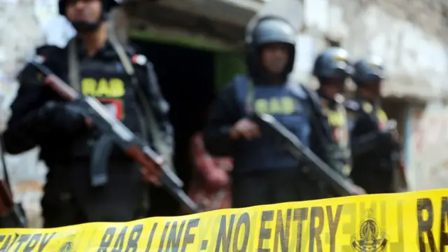 ঢাকায় সন্ত্রাস-বিরোধী এক অভিযানে র‍্যাব, ১২-০১-২০১৮।