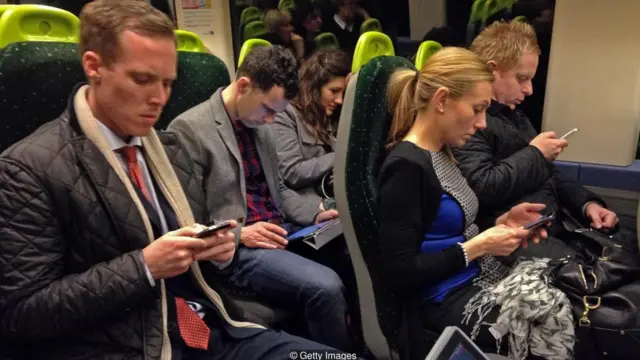 मोबाइल देखते लोग