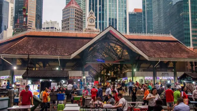 ‘Chope’ có nghĩa là giữ chỗ ở một cái bàn ăn bằng cách để lại trên đó một cái gì đó như một gói giấy ăn hoặc cái ô