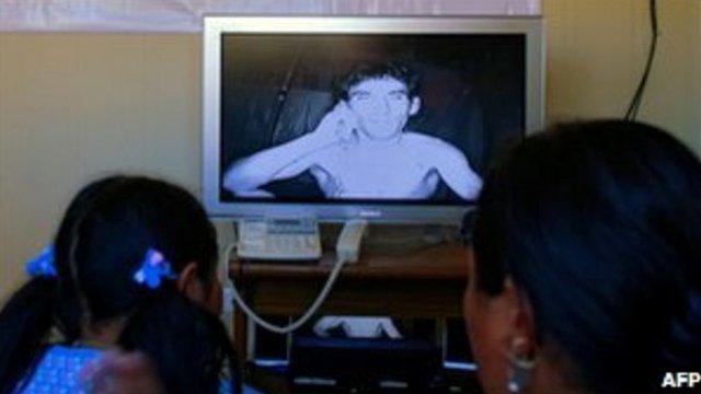 Familiares conversam com mineiro