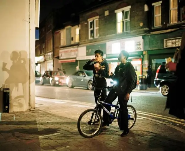 Филипп Эбеллинг "Уличная кинопроекция на Вуд-стрит в районе Уолтхэмстоу" (2016)