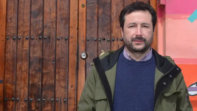 Claudio Yáñez frente a la puerta de uno de los centros para menores en los que vivió de niño en Chile.