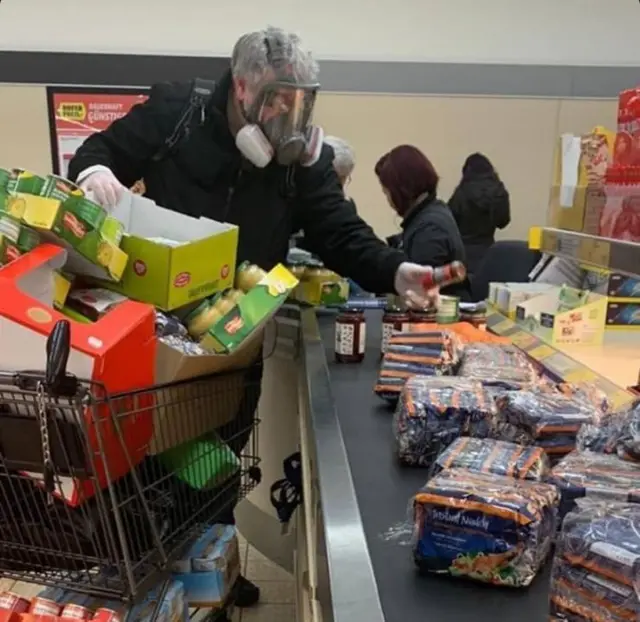 زبائن يشترون السلع