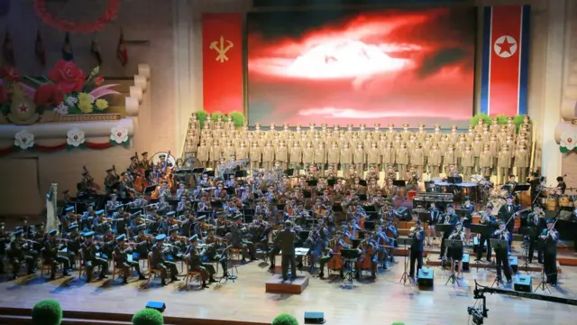 朝鲜人民军乐团与合唱团在平壤人民剧院演出（朝中社2017年9月10日发放图片）