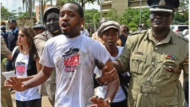 Boniface Mwangi akikamatwa na maafisa wa polisi baada ya kuongoza maandamano