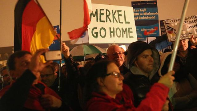 متظاهرون ألمان يرفعون شعارات مناهضة لأنغيلا ميركل