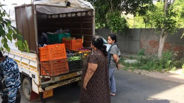హాట్స్పాట్లలో ఉండేవారికి అవసరమైన వస్తువులు, సరుకులను నేరుగా ఇళ్లకే సరఫరా చేస్తారు