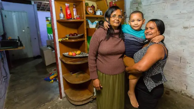 Erik e suas duas avós, Maria (esquerda) e Alessandra (direita)