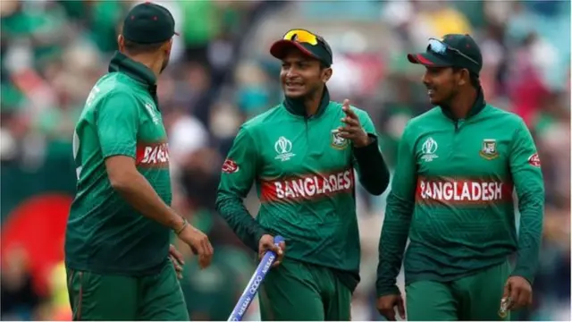 দক্ষিণ আফ্রিকার বিরুদ্ধে ২১ রানে জেতার পর সাকিবের সঙ্গে বাংলাদেশ দলের খেলোয়াড়রা