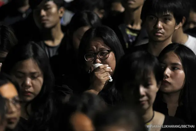 คนไว้อาลัยร้องไห้