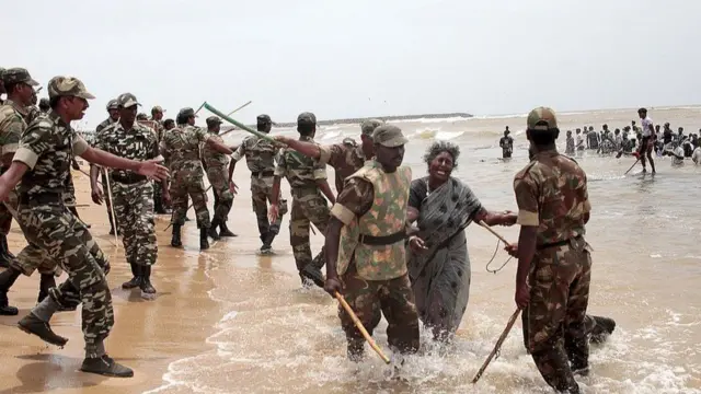 તામિલનાડુમાં ન્યુક્લિયર પાવર પ્લાન્ટનો વિરોધ કરી રહેલા લગભગ નવ હજાર લોકો વિરુદ્ધ રાજદ્રોહનો કેસ દાખલ કરવામાં આવ્યો હતો