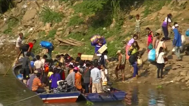 คนขนของจากเรือขึ้นฝั่ง