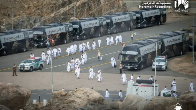 Wasu Alhazai kenan yayin da suka isa filin Arfa