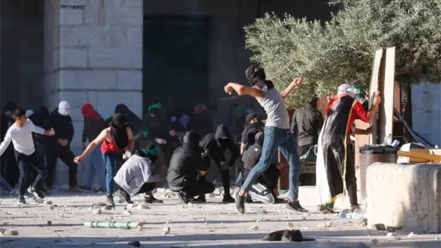 Palestinos no complexo da mesquisa al-Aqsa (15/04/22)