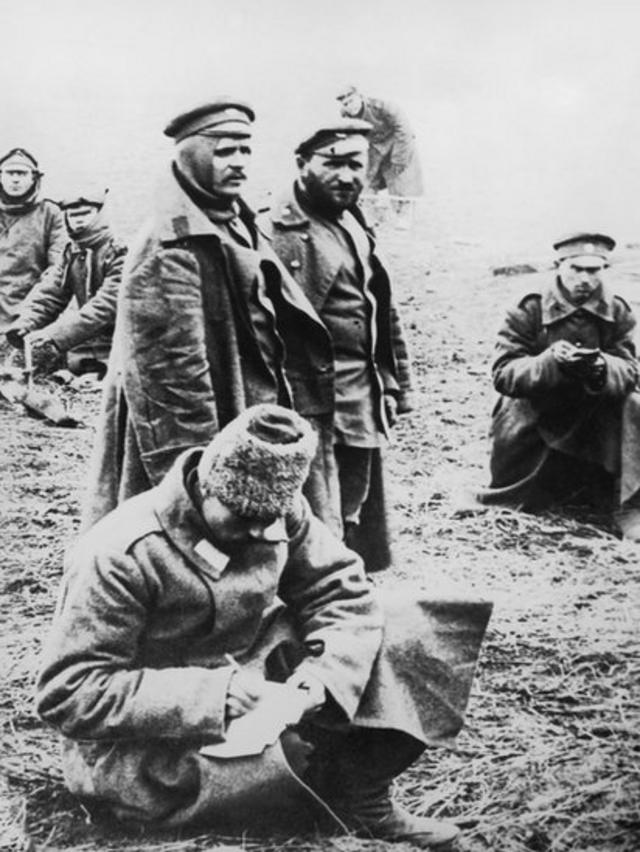 Русские солдаты пишут письма домой