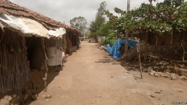 राईनपाडा गावात हत्याकांडाच्या दुसऱ्या दिवशी स्मशान शांतता पसरली होती.