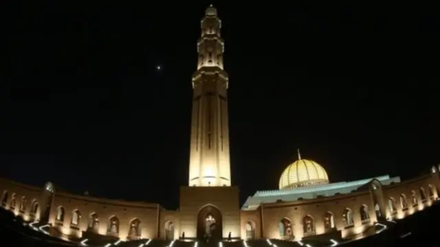 ઓમાનની રાજધાની મસ્કતમાં ચંદ્રગ્રહણ દરમિયાન સુલતાન કાબુસ ગ્રાન્ડ મસ્જિદની તસવીર