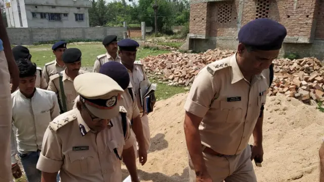 घटना की जाँच के लिए मौक़े पर पहुँचे पुलिसकर्मी