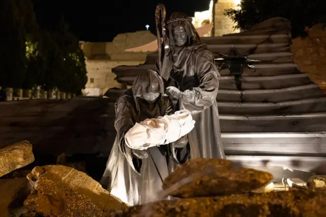 Adegan kelahiran Yesus, yang memperlihatkan bayi Yesus yang baru lahir dikelilingi oleh batu-batu besar dan kawat berduri, telah dipasang sebagai penghormatan kepada anak-anak Gaza.