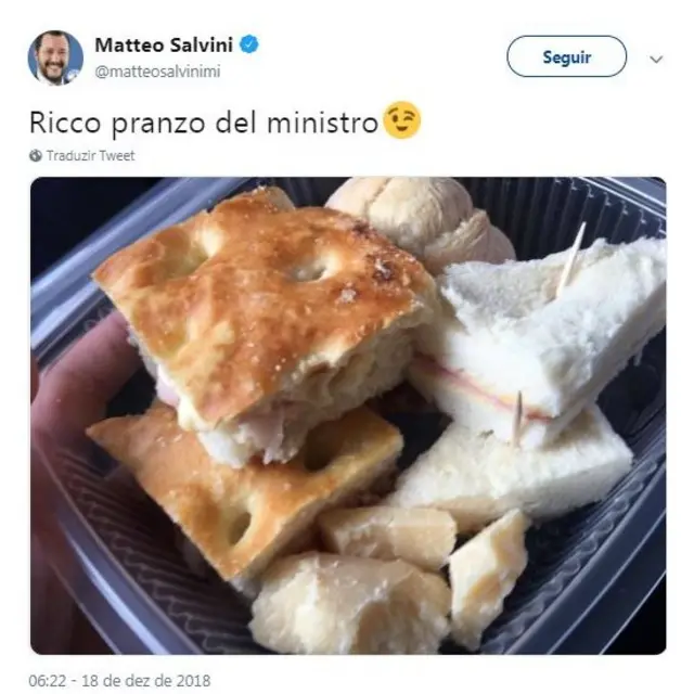 Postagem de Salvini no Twitter em que mostra sanduíche