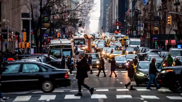 Calle de Nueva York con mucho tránsito.