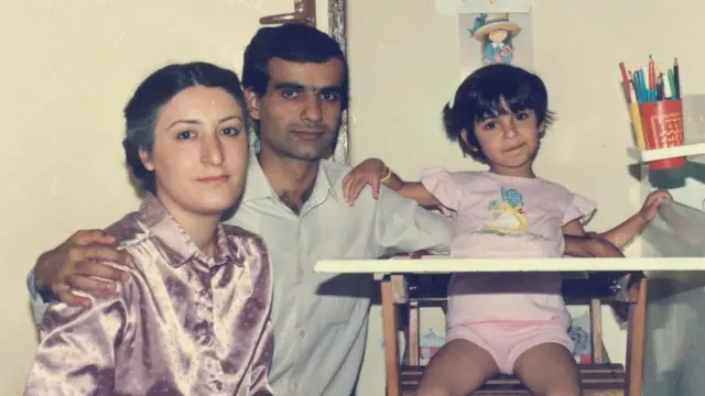 Nazanin Pouyandeh con sus padres