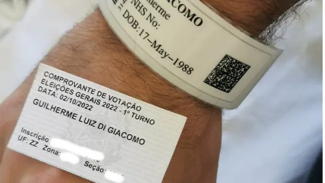 Pulseira de hospital e comprovante de votação de Guilherme Di Giacomo