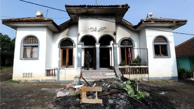 Masjid kelompok minoritas Ahmadiyah yang dirusak warga di desa Cisalada, Bogor pada Oktober 2010