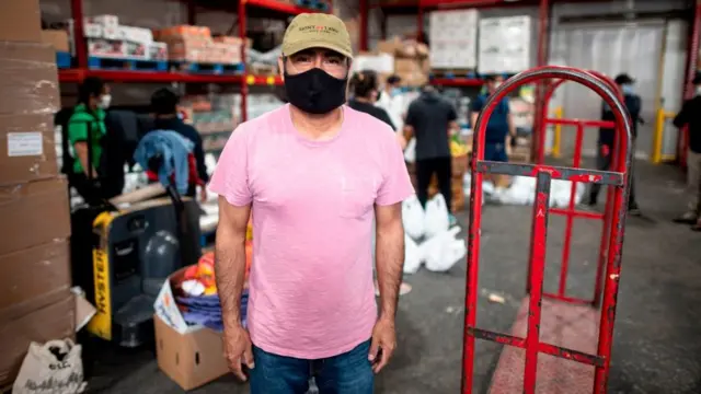 Американец Феликс Пинсон потерял работу на стройке. Теперь он помогает аргентинскому пастору в Бронксе развозить еду нуждающимся. Занят, конечно, но не трудоустроен