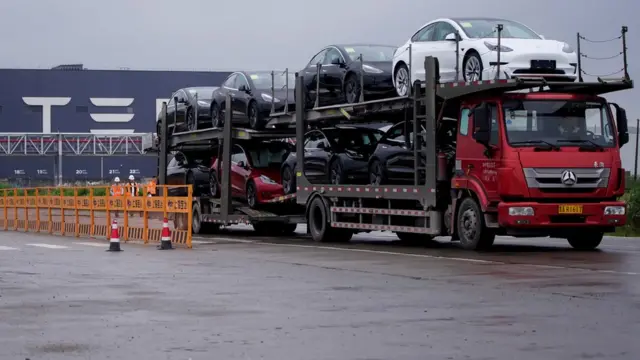 一輛掛接卡車從上海特斯拉工廠載著新車出廠(資料圖片)