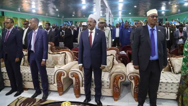 Madaxweynaha Soomaaliya & madaxda maamuladda oo Cadaado isagu tagay