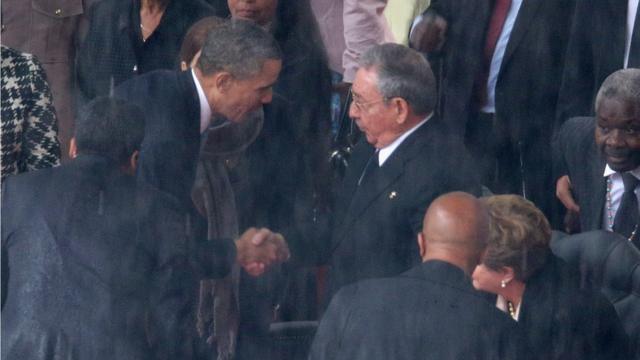 奥巴马与古巴总统卡斯特罗握手，2013年